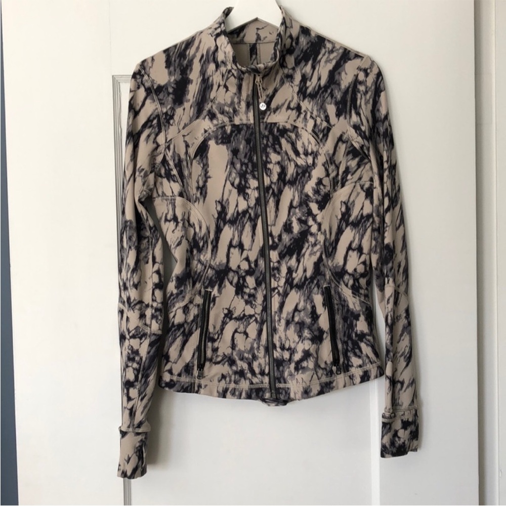 Lululemon size 6, long sleeves zip up jacket